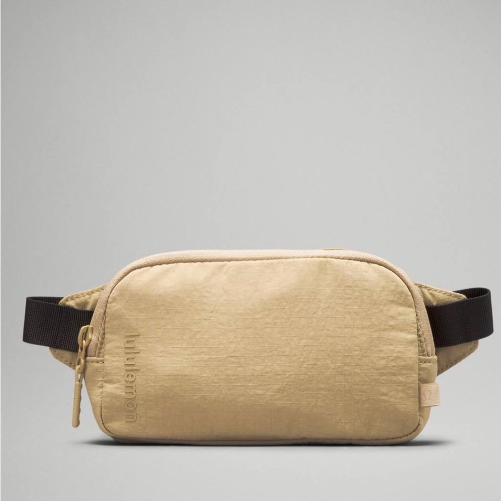 🆕 Lululemon Mini Belt Bag -‎ Trench